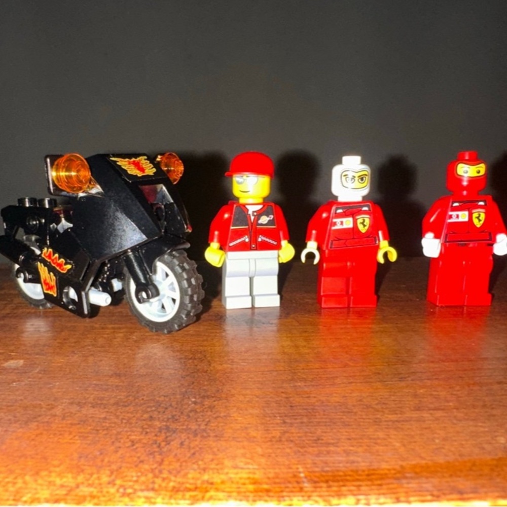 LEGO Racing Team Set - Picture 3 of 3